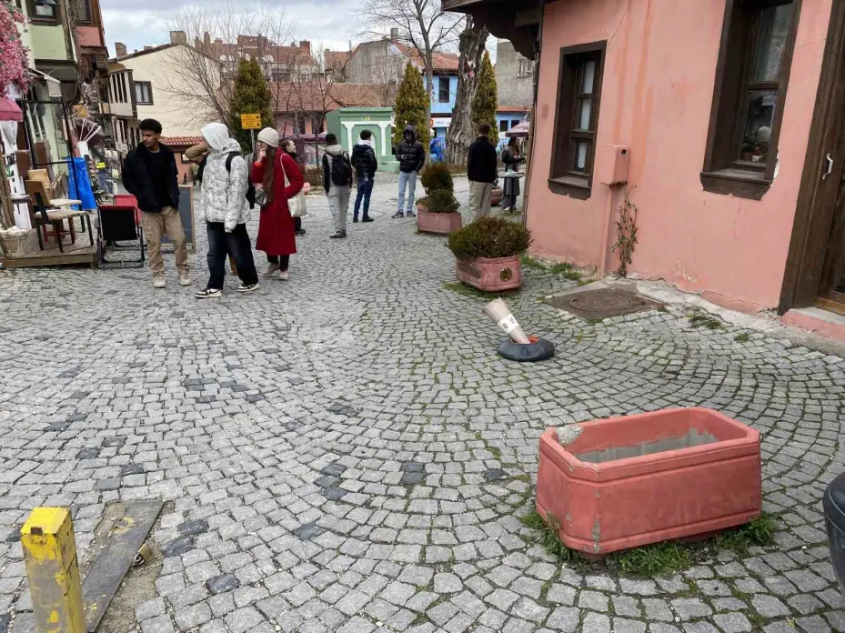 İçerisinde çiçek olması gereken saksının içini çöplerle doldurdular