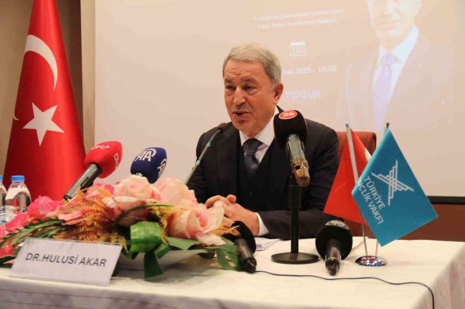 Hulusi Akar dijital teröre dikkat çekti