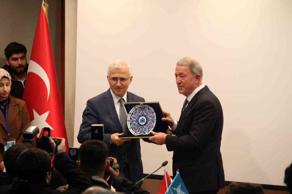 Hulusi Akar dijital teröre dikkat çekti