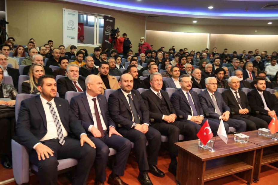 Hulusi Akar dijital teröre dikkat çekti