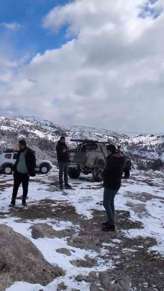 Soğuk kış aylarında Elmadağ esnafı yabani hayvanları unutmadı