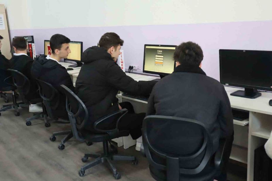 TİLMED’den Eskişehir Ahi Evran Ticaret Lisesi’ne iki yeni bilgisayar laboratuvarı