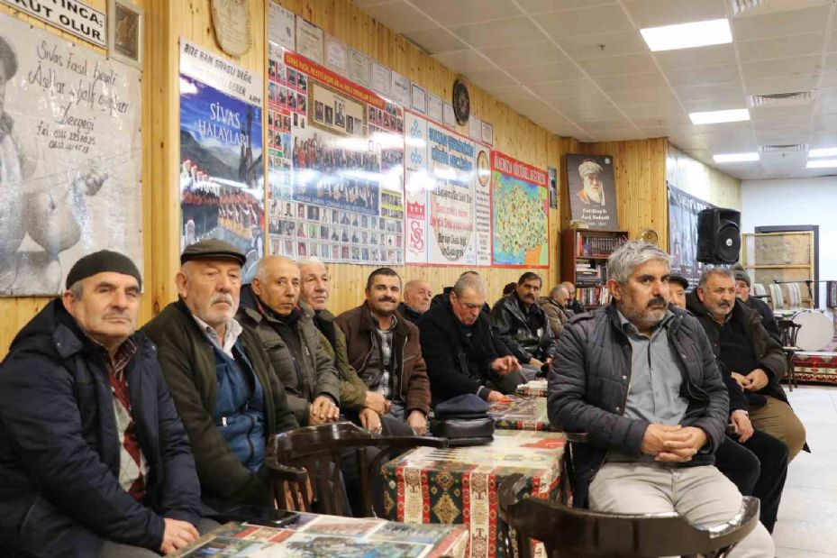 Dudakların arasına iğne koyuyor, dakikalarca sözlü atışıyorlar