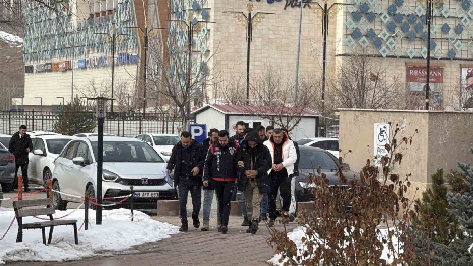 Silah kaçakçıları yakayı ele verdi, 4 şüpheli adliyeye sevk edildi