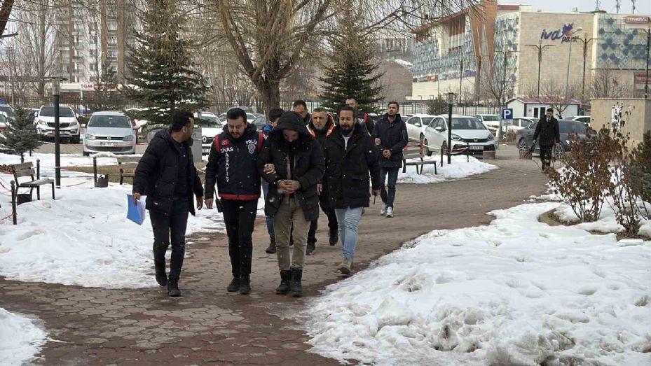 Silah kaçakçıları yakayı ele verdi, 4 şüpheli adliyeye sevk edildi