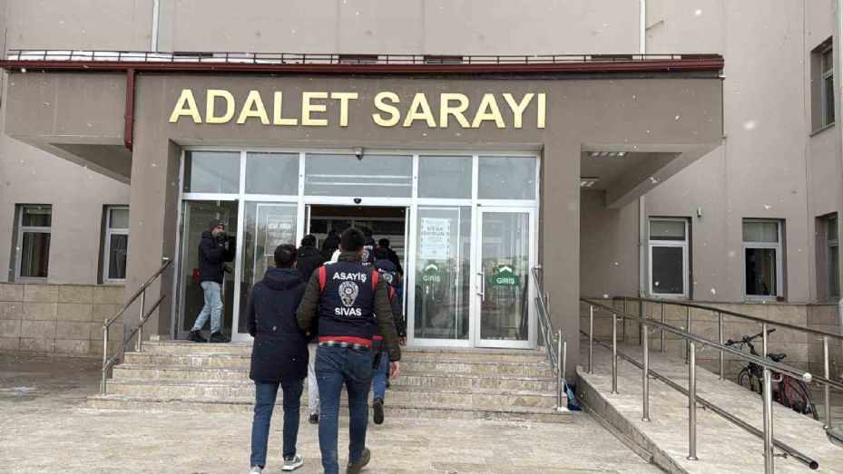 Silah kaçakçıları yakayı ele verdi, 4 şüpheli adliyeye sevk edildi