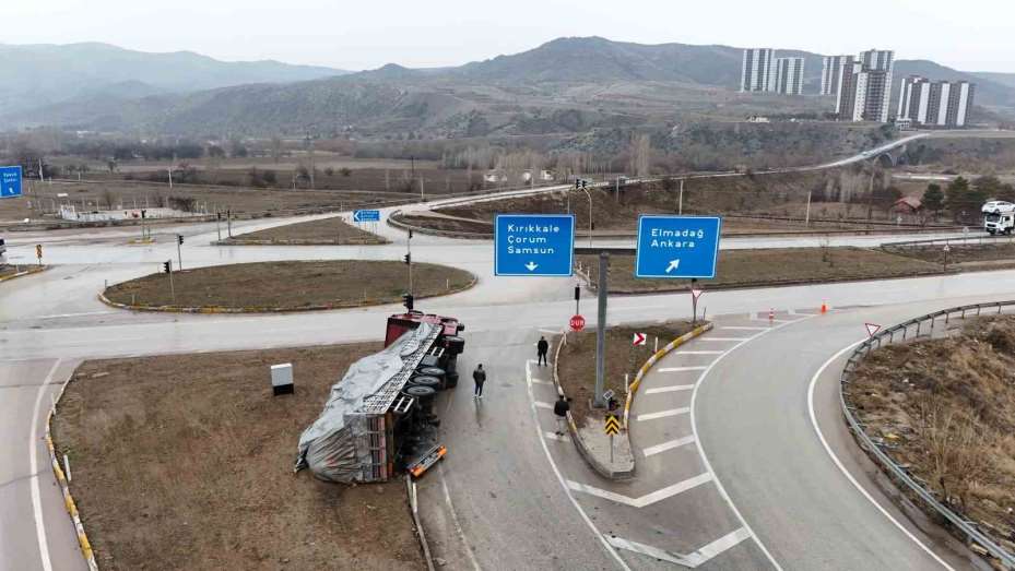 Kırıkkale’de tır devrildi