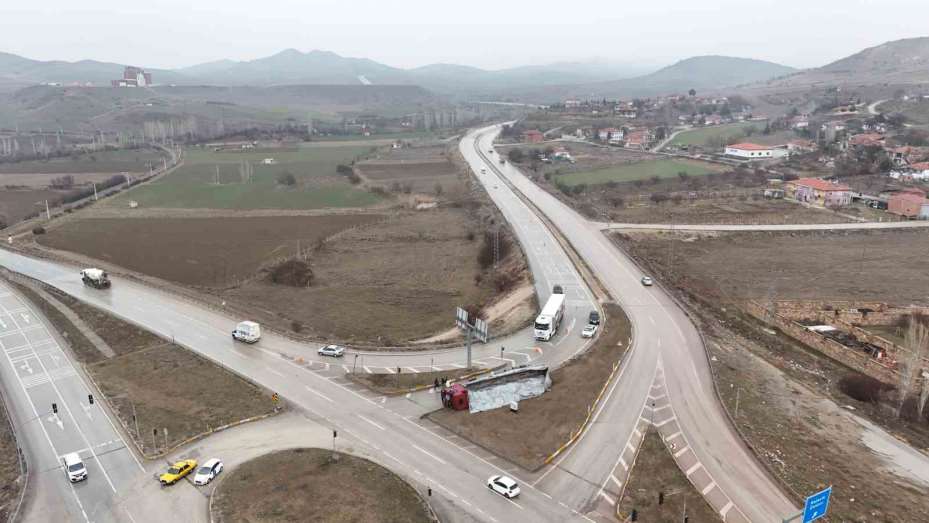 Kırıkkale’de tır devrildi
