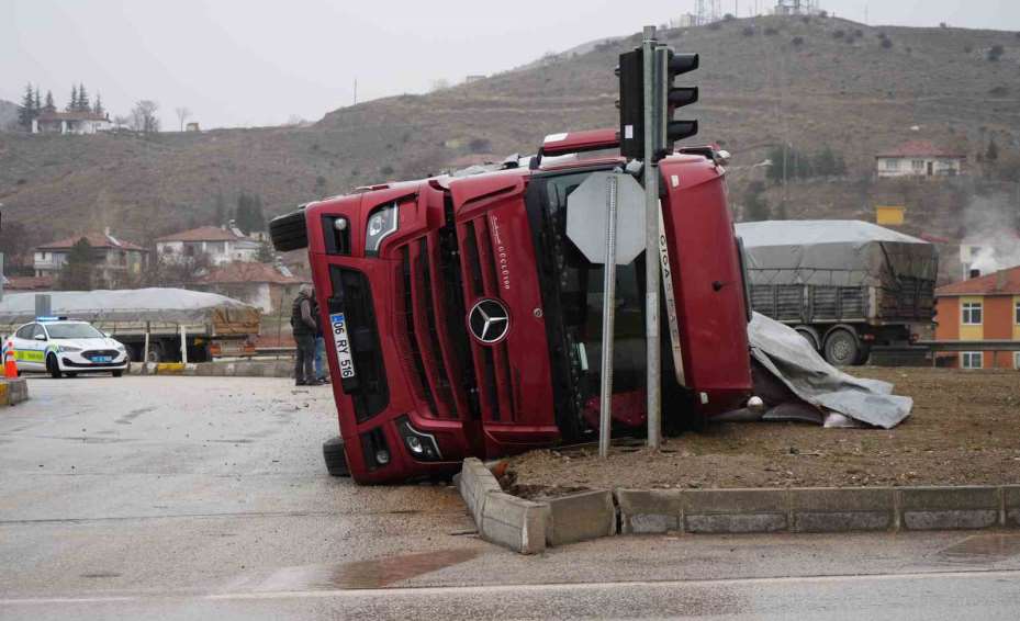 Kırıkkale’de tır devrildi