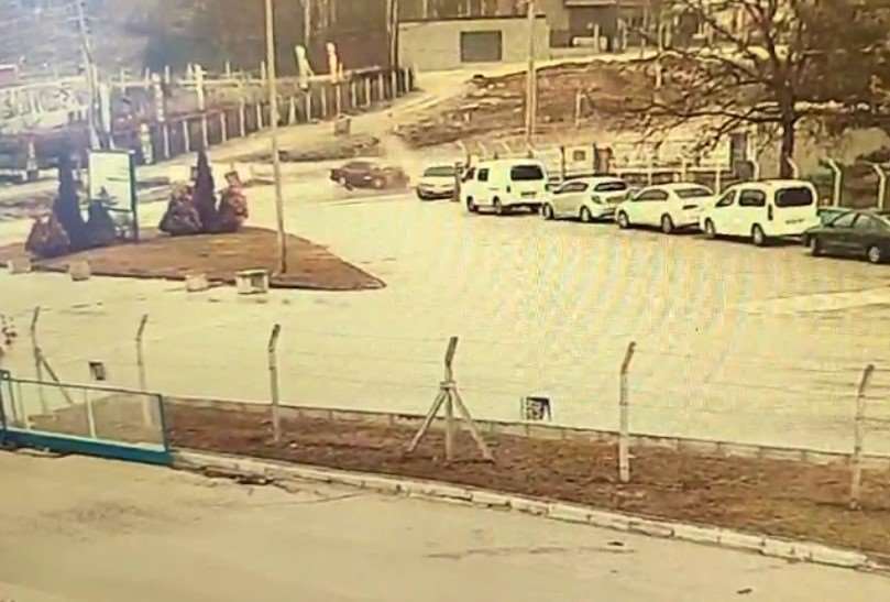 Bir anda geri geri kaymaya başlayan araç, arkasındaki otomobile çarptı