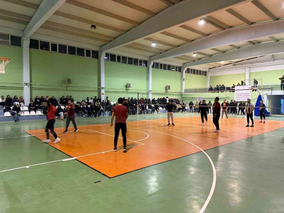 Beylikova Kaymakamlığı Kurumlar Arası Voleybol takımları şampiyonluk için hazırlanıyor