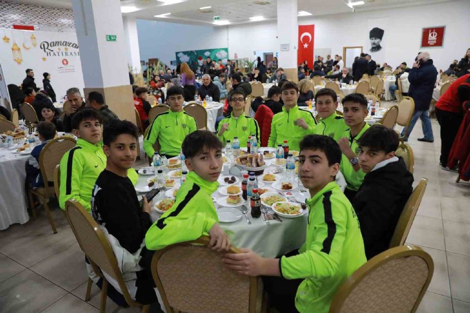 Keçiören Belediye Başkanı Özarslan, sporcularla iftarda buluştu