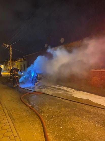 Seyir halindeki otomobil aniden alevler içerisinde kaldı