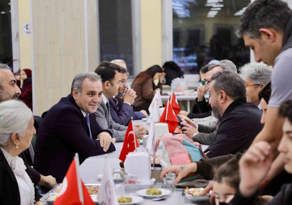 Rektör Prof. Dr. Altun, öğrencilerle iftar yaptı