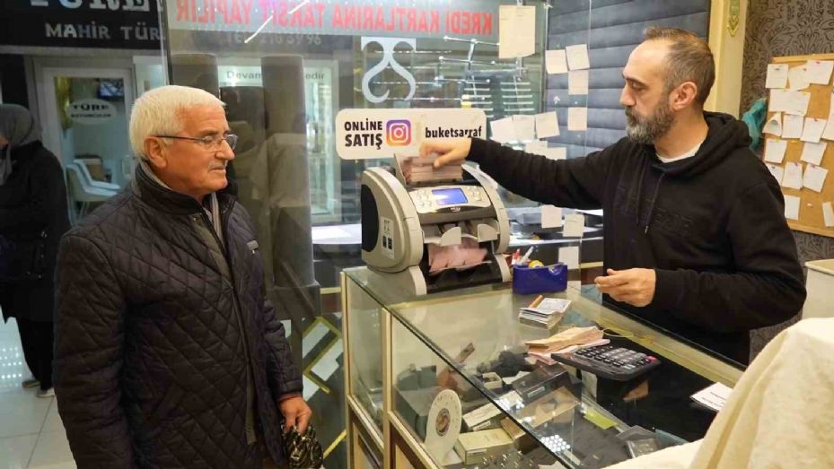 Oğluna araba alırken vicdanını satmadı: Kuyumcuda verilen fazladan 100 bin lirayı iade etti