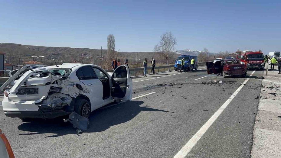 Yozgat’ta otomobiller kafa kafaya çarpıştı: 3’ü ağır 6 yaralı