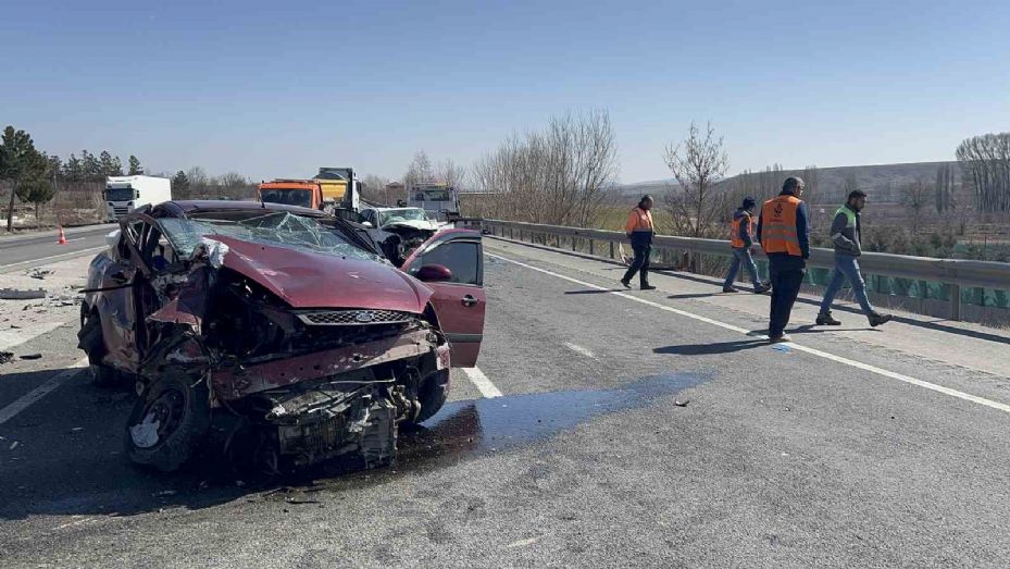 Yozgat’ta otomobiller kafa kafaya çarpıştı: 3’ü ağır 6 yaralı