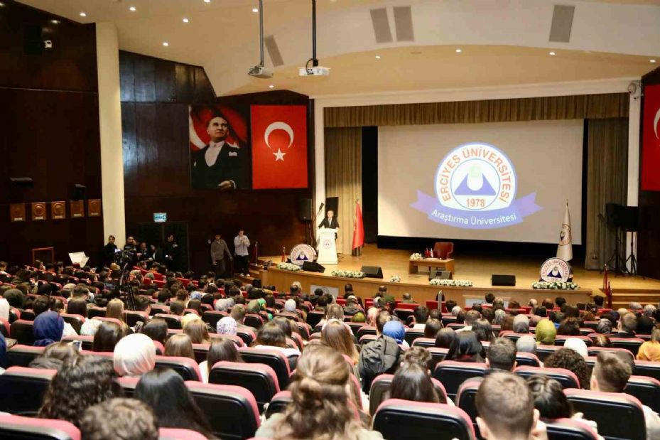 Rektör Altun, 2209 projelerinde yer alan öğrenciler ile bir araya geldi