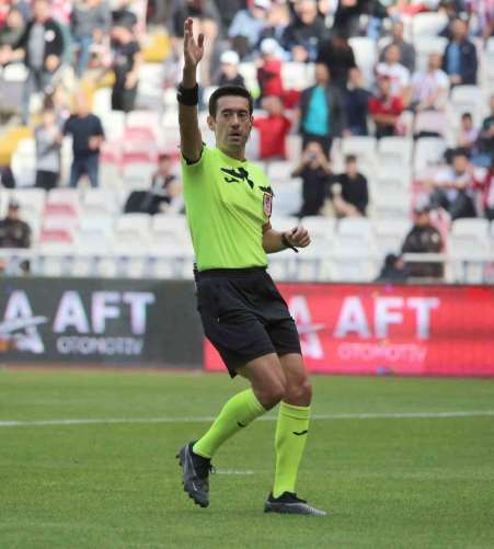 Sivasspor - Göztepe maçının hakemi Burak Pakkan oldu