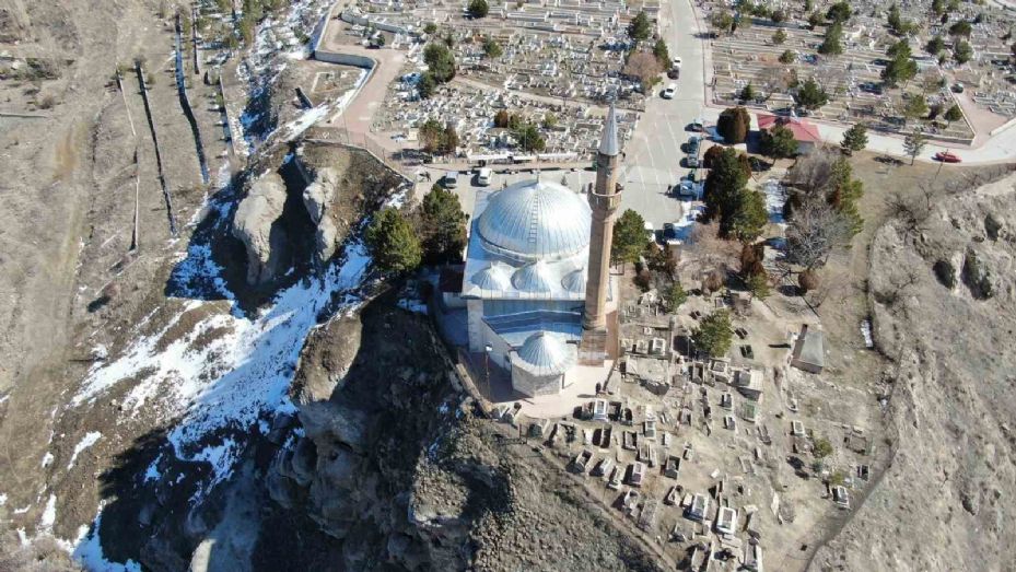 Uçurumun kıyısındaki camide, Ramazanın ilk Cuma namazı