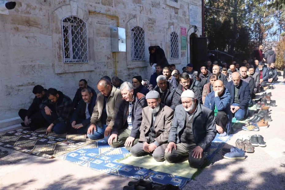 Uçurumun kıyısındaki camide, Ramazanın ilk Cuma namazı