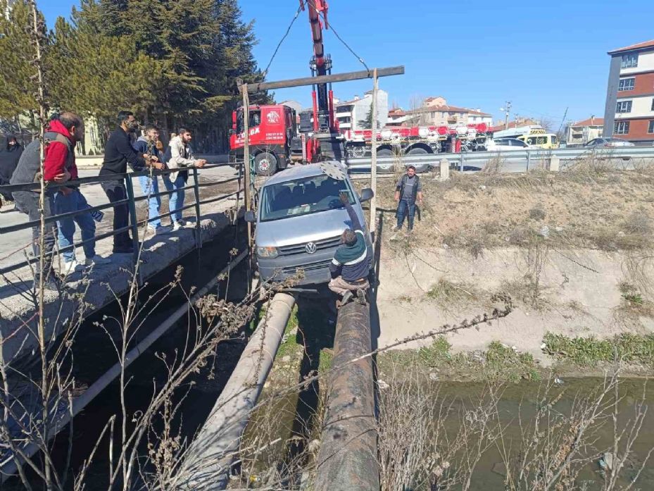 Kaza sonrası araç borularının üstünde asılı kaldı