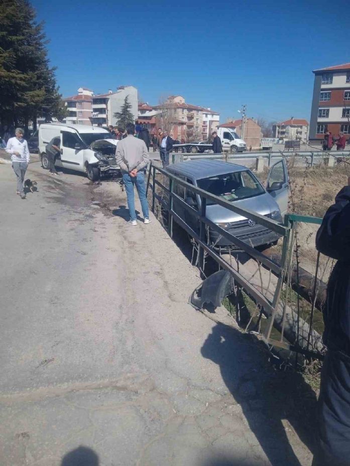 Kaza sonrası araç borularının üstünde asılı kaldı