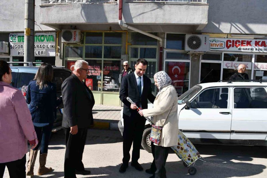 Beylikova’da 8 Mart Dünya Kadınlar Günü’nde bin karanfil dağıtıldı