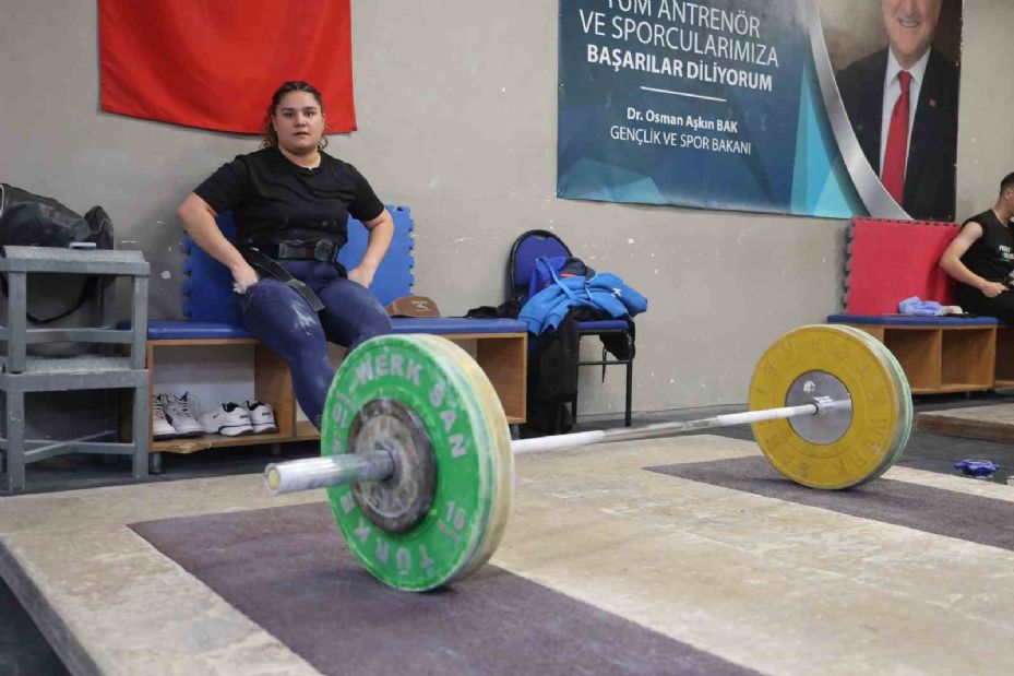 15 yaşındaki Sudenaz ve Neriman, halterde milli sporcu olmayı hedefliyor