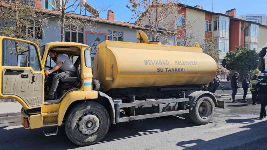 Yanan kamyoneti o sırada yoldan geçen su tankeri söndürdü