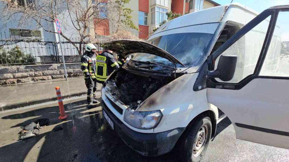 Yanan kamyoneti o sırada yoldan geçen su tankeri söndürdü