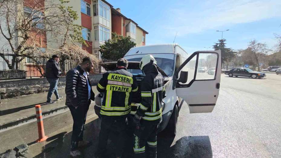 Yanan kamyoneti o sırada yoldan geçen su tankeri söndürdü