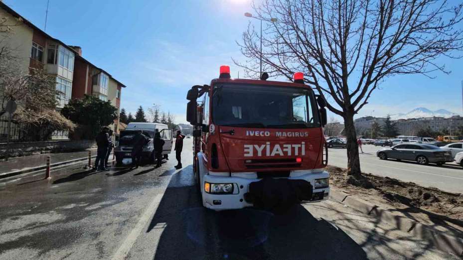 Yanan kamyoneti o sırada yoldan geçen su tankeri söndürdü