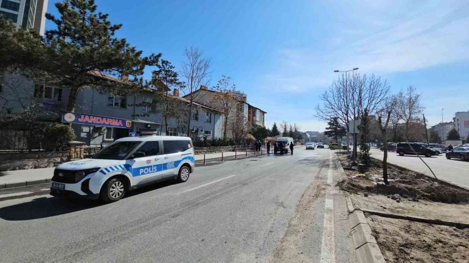 Yanan kamyoneti o sırada yoldan geçen su tankeri söndürdü