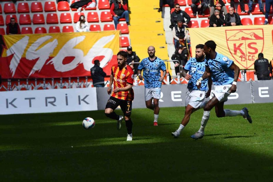 Trendyol Süper Lig: Kayserispor: 1 - Başakşehir: 0 (İlk yarı)