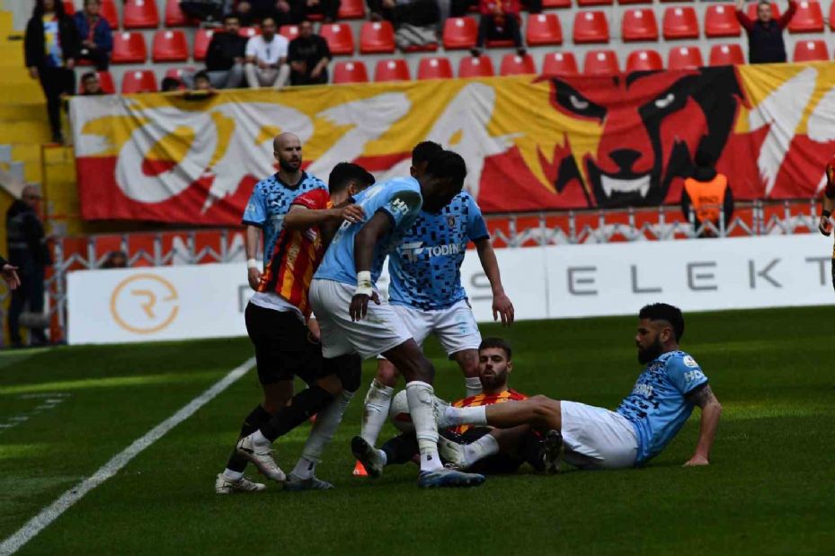 Trendyol Süper Lig: Kayserispor: 1 - Başakşehir: 0 (İlk yarı)