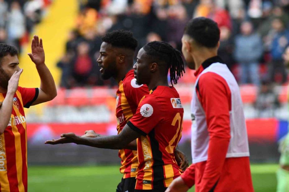 Trendyol Süper Lig: Kayserispor: 1 - Başakşehir: 0 (İlk yarı)