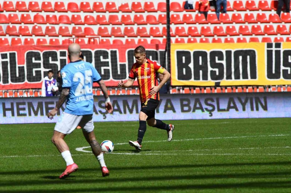 Trendyol Süper Lig: Kayserispor: 1 - Başakşehir: 0 (İlk yarı)