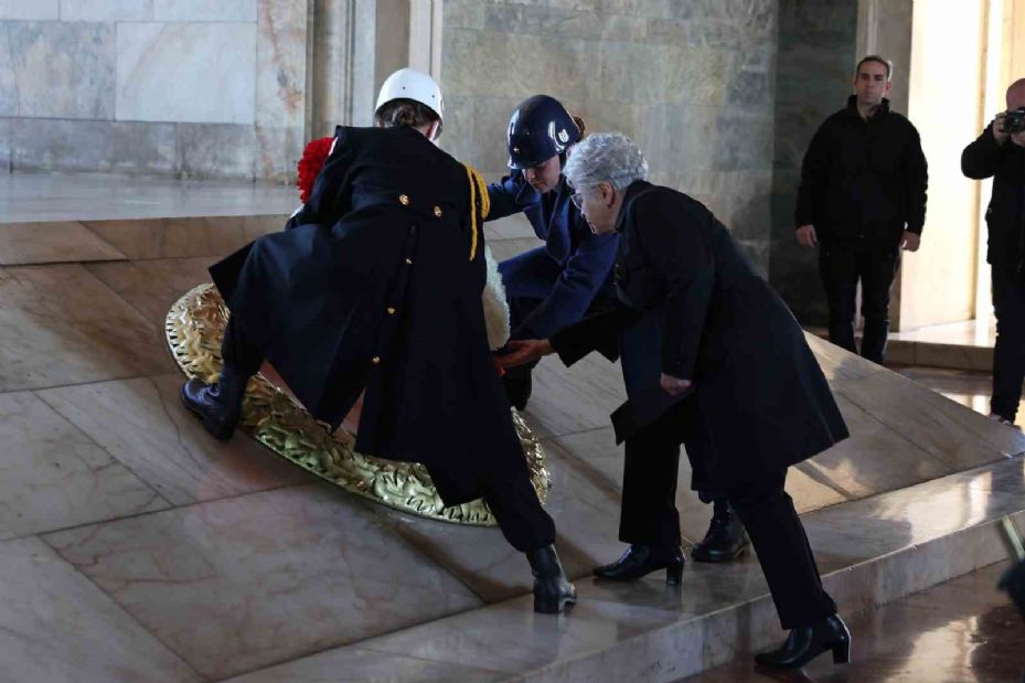 Milli Savunma Bakanı Yaşar Güler’in eşi Demet Güler, 8 Mart Dünya Kadınlar Günü dolayısıyla Anıtkabir’i ziyaret etti