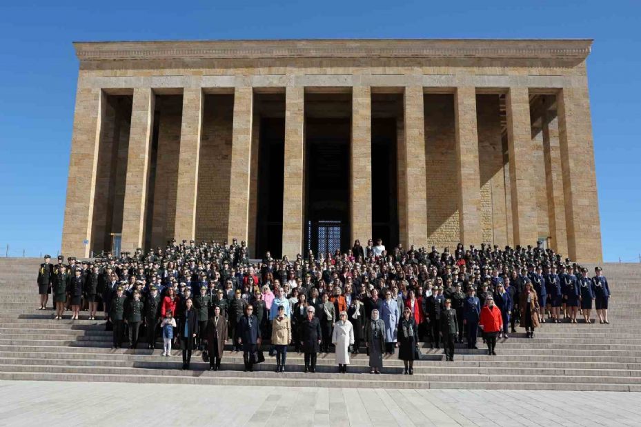 Milli Savunma Bakanı Yaşar Güler’in eşi Demet Güler, 8 Mart Dünya Kadınlar Günü dolayısıyla Anıtkabir’i ziyaret etti