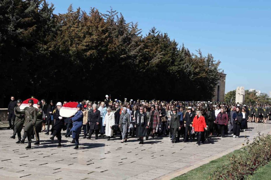 Milli Savunma Bakanı Yaşar Güler’in eşi Demet Güler, 8 Mart Dünya Kadınlar Günü dolayısıyla Anıtkabir’i ziyaret etti