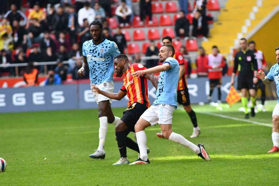 Trendyol Süper Lig: Kayserispor: 3 - Başakşehir: 1 (Maç sonucu)
