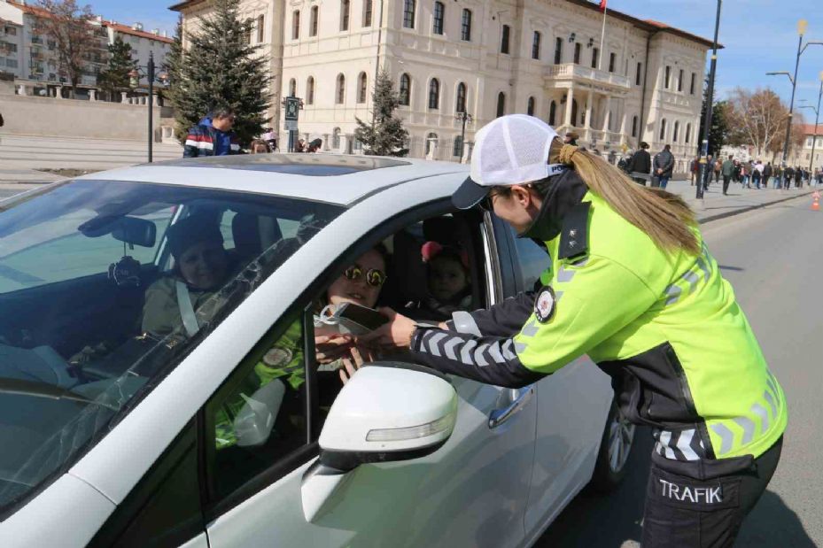 Polis tarafından durdurulunca ceza yediklerini sandılar, durum çok farlı çıktı