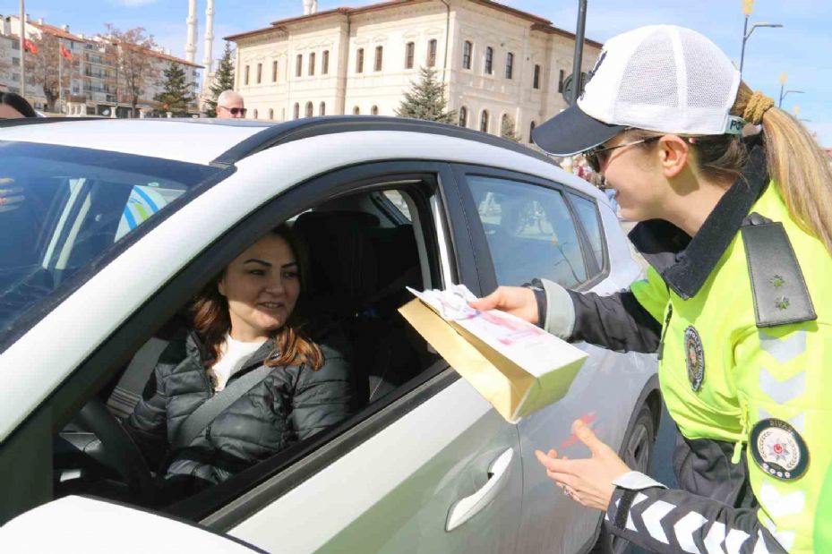 Polis tarafından durdurulunca ceza yediklerini sandılar, durum çok farlı çıktı