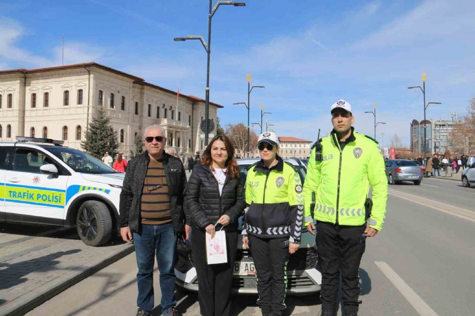 Polis tarafından durdurulunca ceza yediklerini sandılar, durum çok farlı çıktı