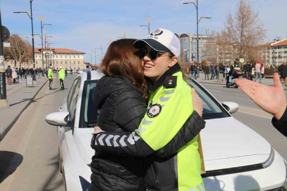 Polis tarafından durdurulunca ceza yediklerini sandılar, durum çok farlı çıktı