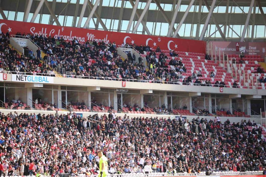 Sivassporlu taraftarlar, Göztepe maçına yoğun ilgi gösterdi