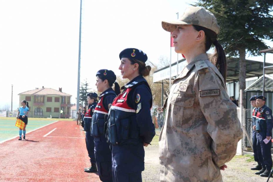 Kadın jandarma, kadın futbol takımının maçında güvenliği sağlayıp bilgilendirdi