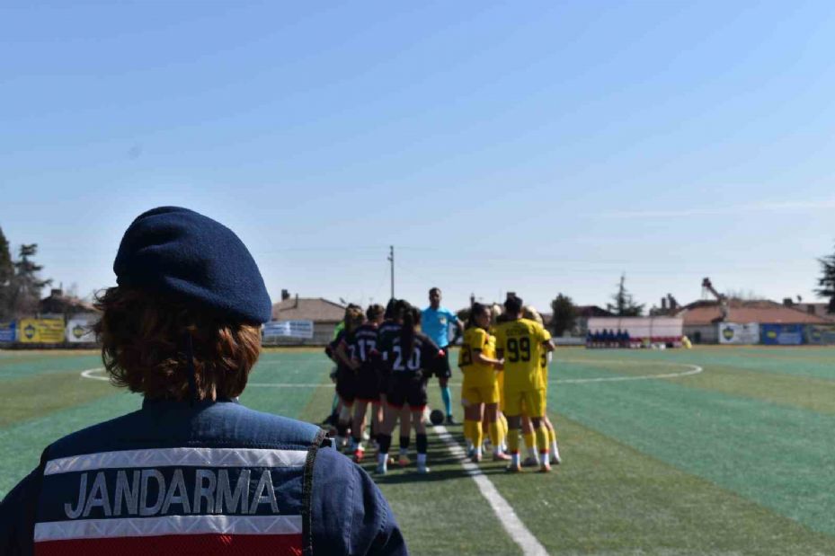 Kadın jandarma, kadın futbol takımının maçında güvenliği sağlayıp bilgilendirdi