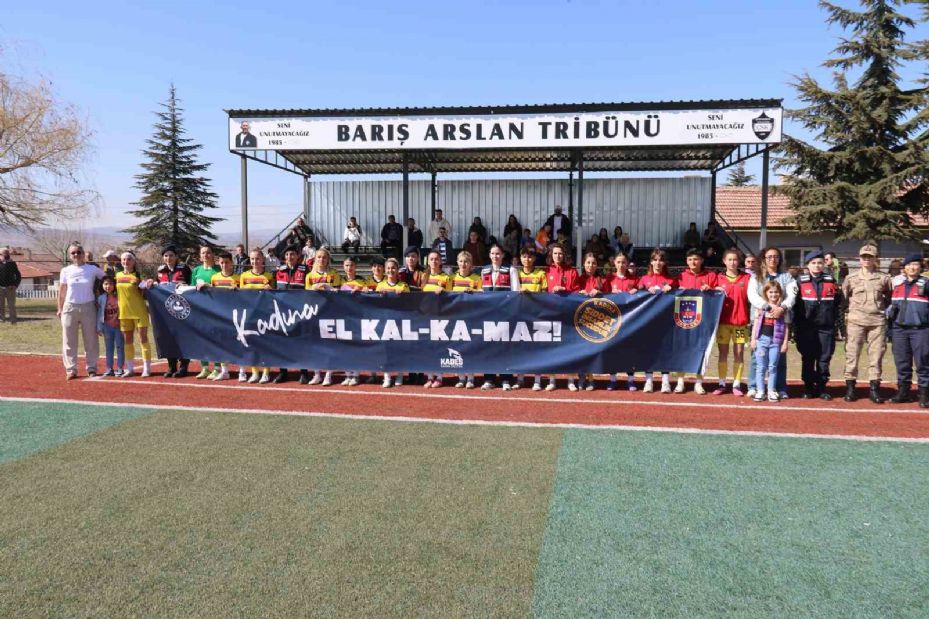 Kadın jandarma, kadın futbol takımının maçında güvenliği sağlayıp bilgilendirdi